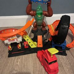 Hot Wheels Toxic Gorilla Slam Gas Station & Tire Repair Shop Playset