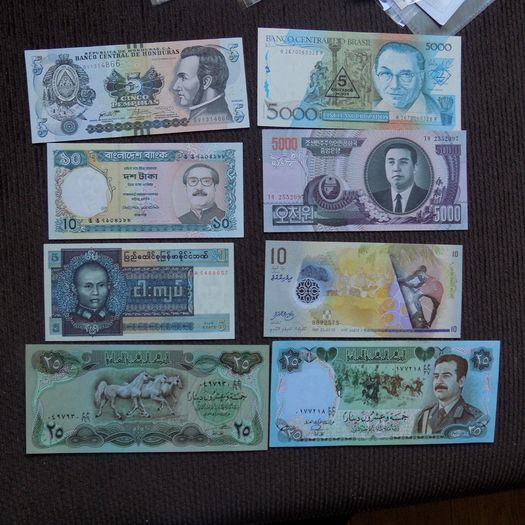 Lot of 8 Uncirculated World Banknotes.No 6.