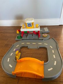 Fisher price little people Airport Garage