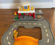 Fisher price little people Airport Garage