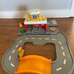 Fisher price little people Airport Garage