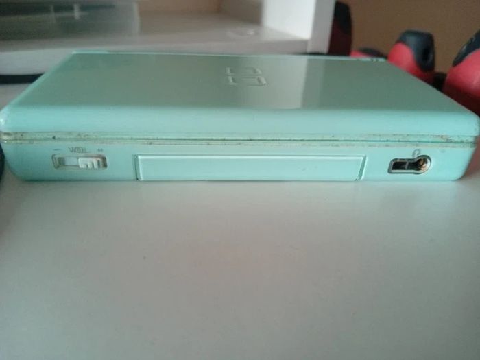 Nintendo ds lite ice blue with flashcard working with minor issues-no charger