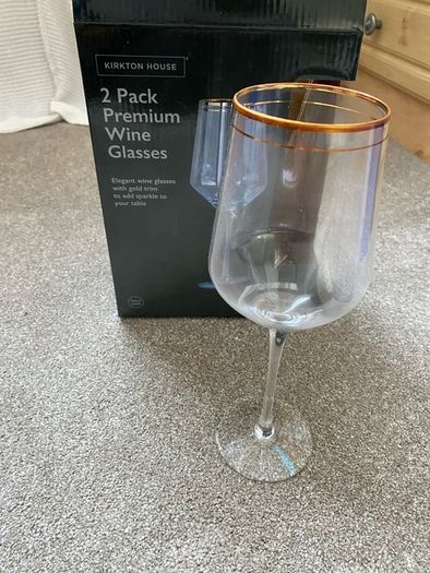 gold trim wine glass