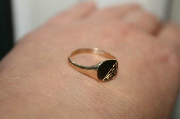 9ct Oval Signet Ring Yellow Gold Mens Ring 375 - 1,6g