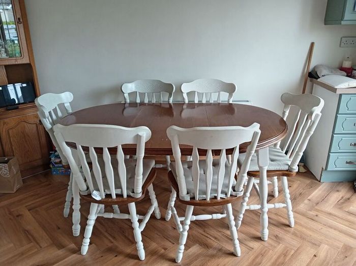 Extendable Table and 6 chairs can be used as a round table with 4 chairs