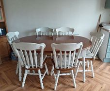 Extendable Table and 6 chairs can be used as a round table with 4 chairs
