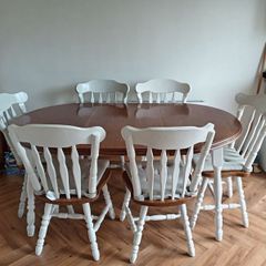 Extendable Table and 6 chairs can be used as a round table with 4 chairs
