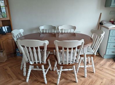 Extendable Table and 6 chairs can be used as a round table with 4 chairs