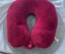 Travel neck pillow