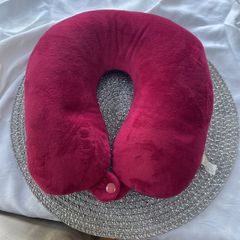 Travel neck pillow