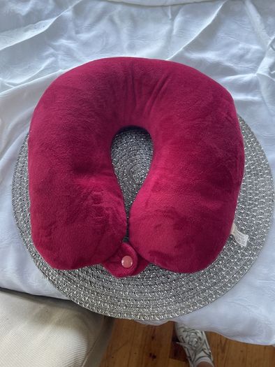 Travel neck pillow