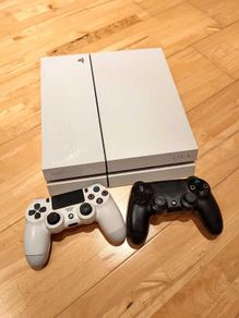 Playstation 4 White CUH-1116A 500GB + 2 controllers