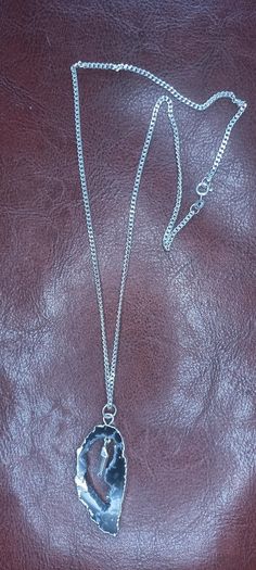 Vintage jewelry is sold individually for 5 to 10 euros