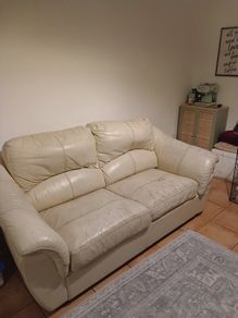 leather couch/ pull out bed
