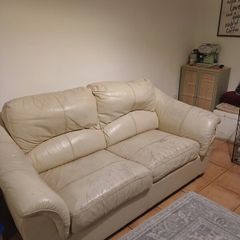 leather couch/ pull out bed