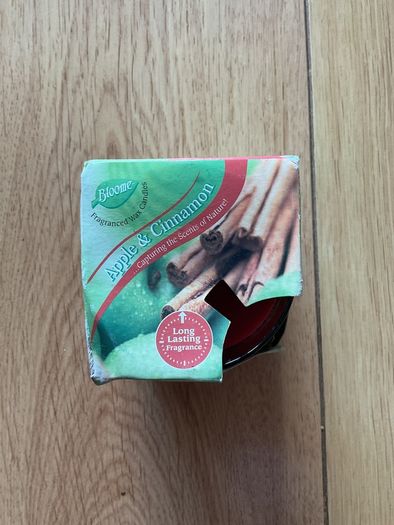 Handcrafted Apple and cinnamon candle Brand New