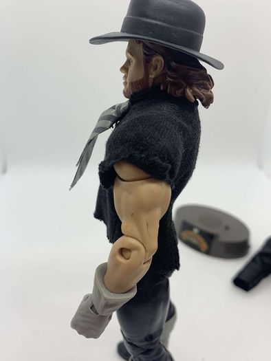 wwe elite Wrestlemania 34 The Undertaker with entrance greats clothing & stand action figure