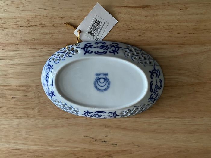 Porcelain trinket dish