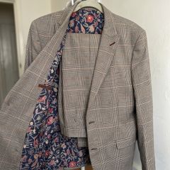 Men's suit in check pattern size L with floral lining