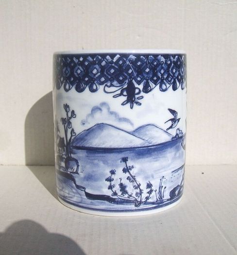 An attractive fine bone china mug with a chinoiserie pattern in an underglaze blue.