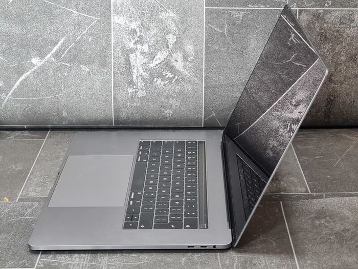 2019 Apple 15" MacBook Pro A1990 Touch Bar Intel i9 9th Gen 32GB RAM 500GB SSD