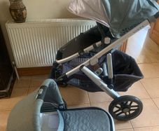 Uppa baby vista comes with bassinet and muffs easy fold has connections to ad rumble seat if required