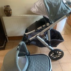 Uppa baby vista comes with bassinet and muffs easy fold has connections to ad rumble seat if required