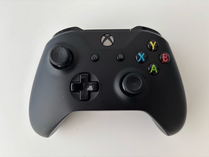 Xbox One S 1TB + Controller (stick drift)