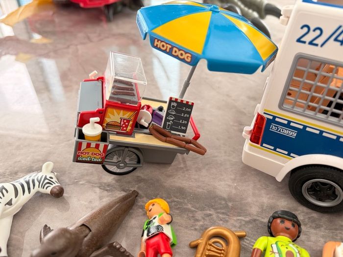 Play mobil police station and figures/accessories