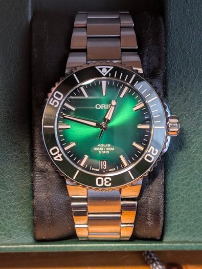 Oris Aquis Date Cal 400-2 (5 Day Power Reserve) Green 41.5mm Warranty Until 2035