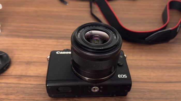 Canon Eos M100