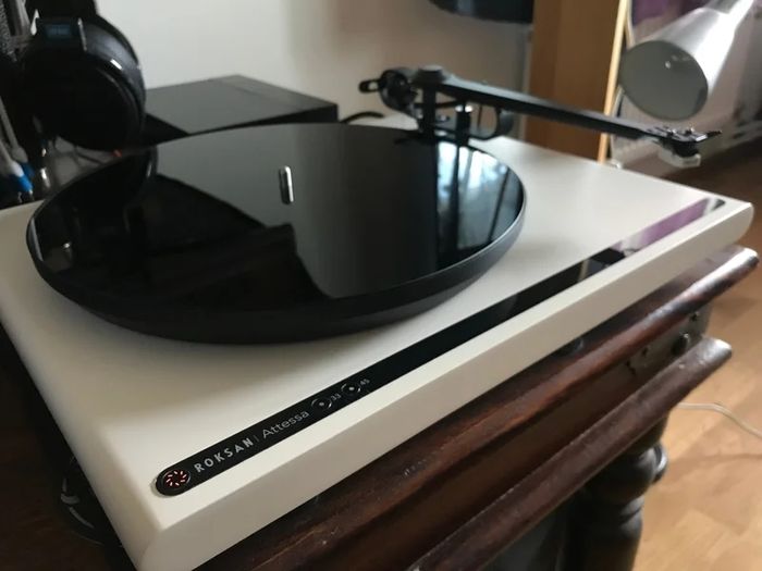 Rare Multy award winning Audiophile Quality Roksan Attessa Turntable ice White pristine condition Stunning bargain