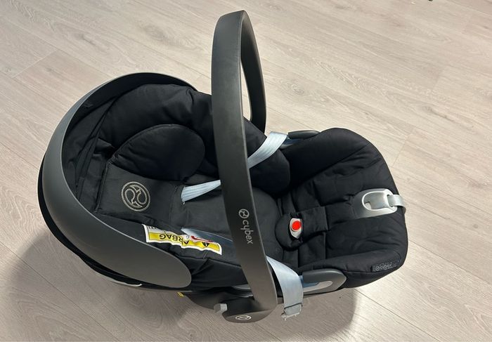 Cybex Cloud Z i-Size Infant Car seat and base