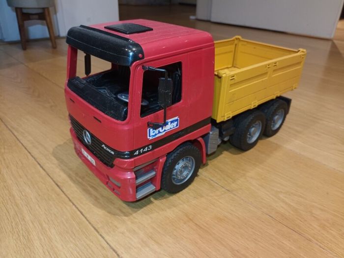 Bruder tipper truck and excavator