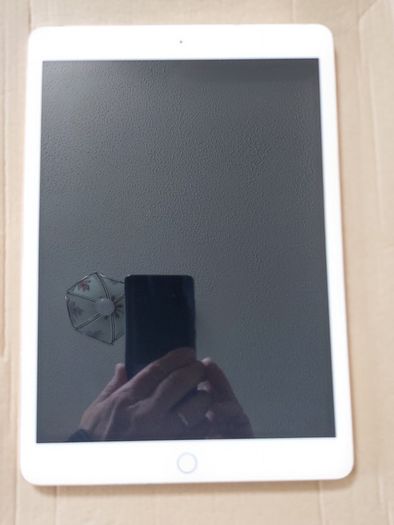 Apple iPad 8th generation a2270, not powering on, excellent cosmetic condition