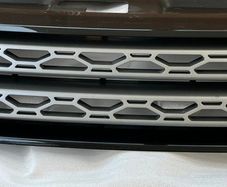 HY32-8200 (Discovery 5 L462 standard grille)