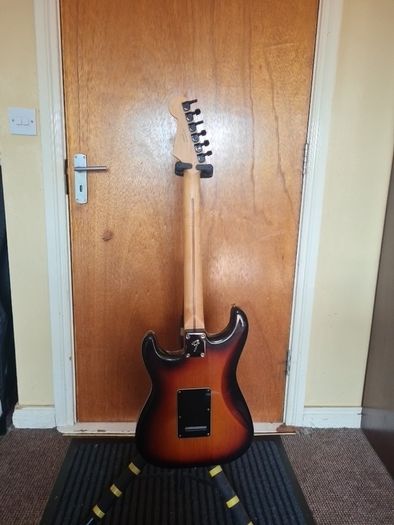 Fender strat Mim w Locking tuners