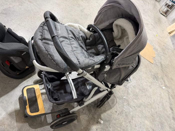 Uppababy Vista twin buggy and three Joie car seats