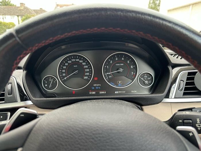 BMW 330e // Low mileage // Perfect condition