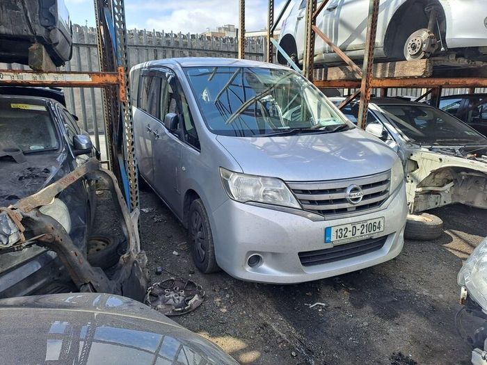 131 Nissan Serena breaking for parts