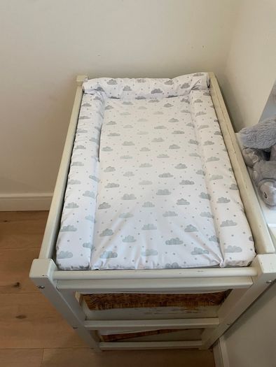 Premium White Wooden Baby Changing Unit + 4 Lined Wicker Baskets