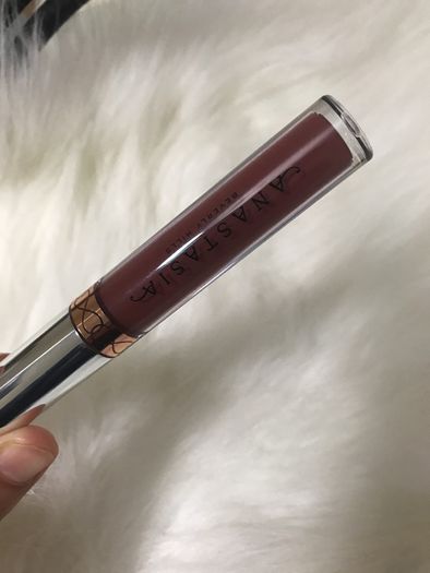 Anastasia Beverly Hills matte liquid lipstick in IN BETWEEN