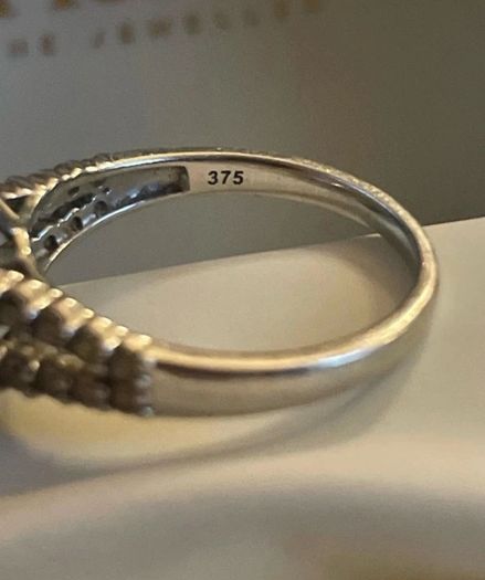 9ct white gold ring
