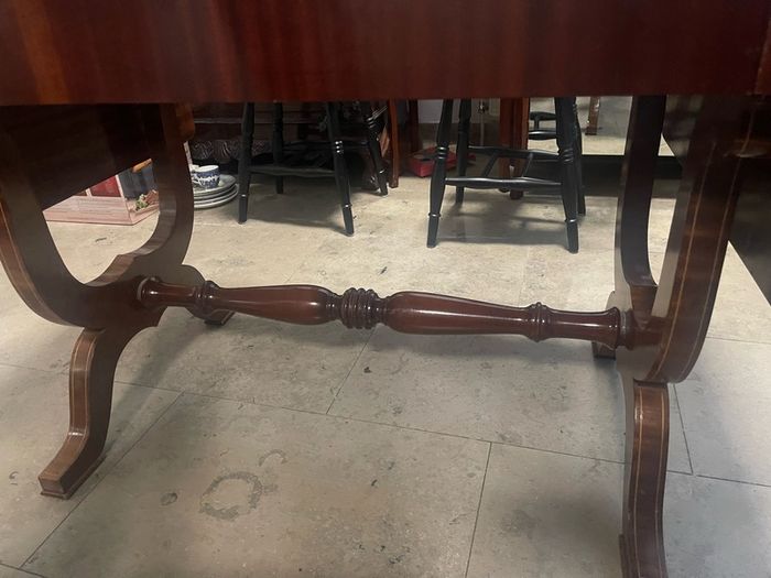 Extendable mahogany dinning table