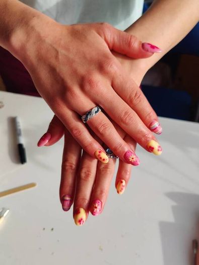 nails