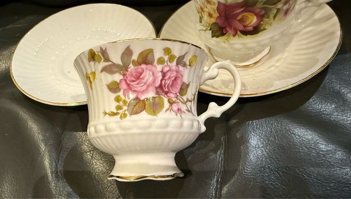 Vintage Ireland Royal Tara bone china set of 2 sauser and cups