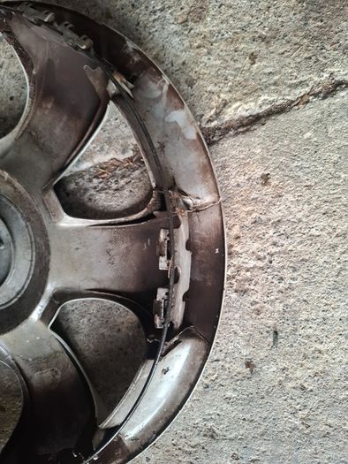 Toyota Yaris original wheel trim #2 with small crack