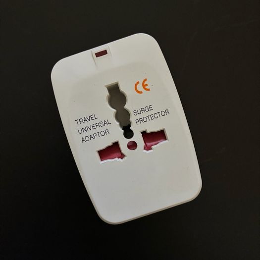 Simple Universal Travel Adapter (Excellent Condition)