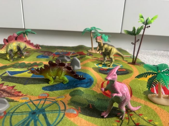 Large dinosaur play may, figures - free postage