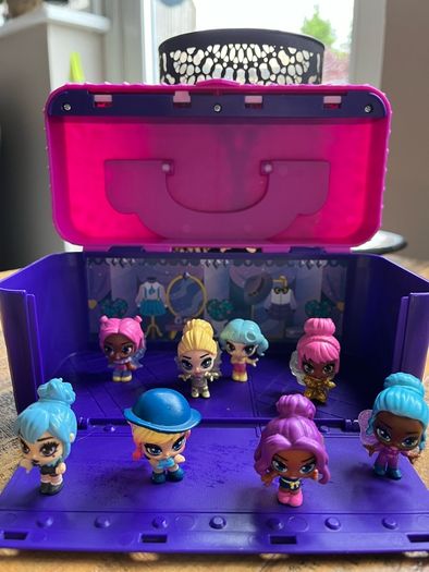 Hatchimals Mini Pixies Fashion Show Castle 8 Figures